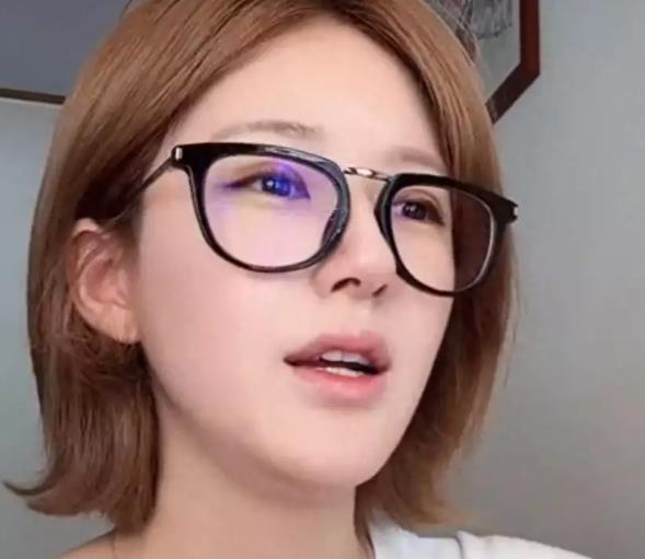 赵露思5天涨粉200万：手撕公司、直播发疯，她怎么越疯越红？